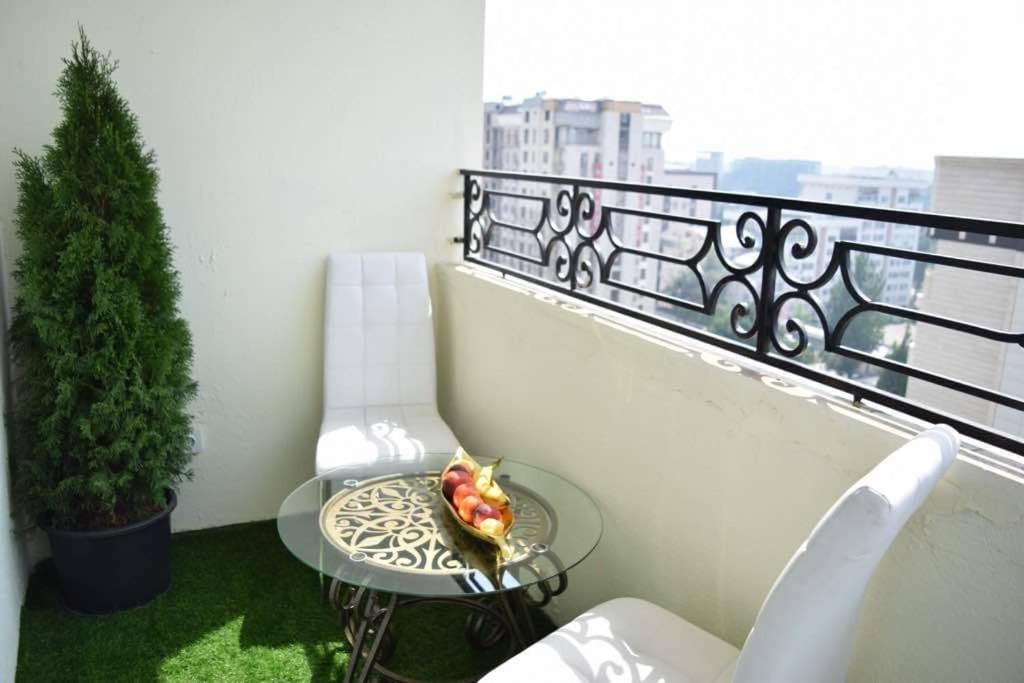 Sunny Apartment With Mountain View Bishkek Esterno foto