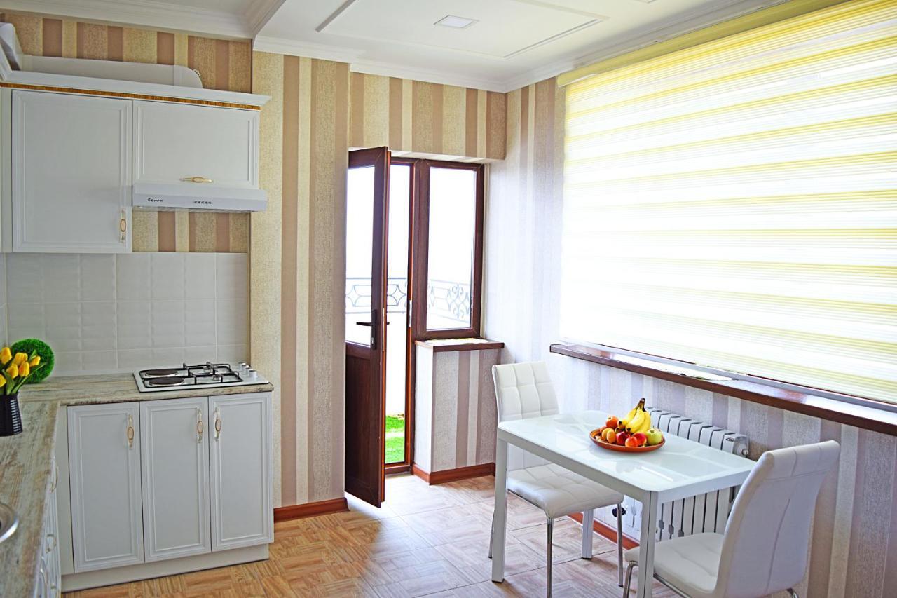 Sunny Apartment With Mountain View Bishkek Esterno foto
